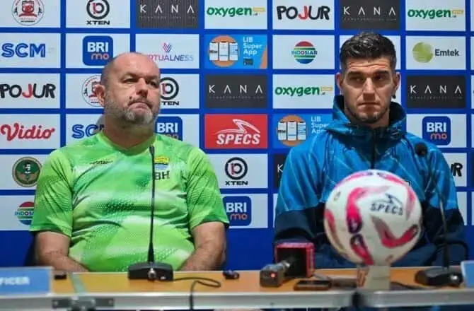 Fokus Menangkan Final Leg Kedua: Persib Tak Beri Kesempatan Madura United Kembangkan Permainan Fokus Menangkan Final Leg Kedua: Persib Tak Beri Kesempatan Madura United Kembangkan Permainan