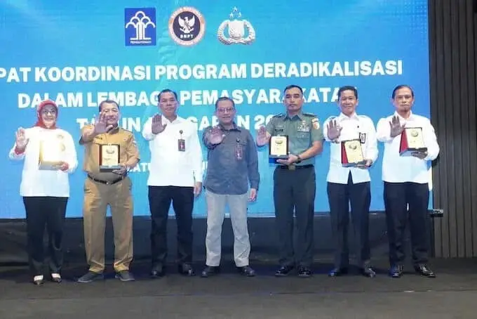 Koordinasi, Komunikasi, dan Sinergi Antar Stakeholder Kunci Keberhasilan Program Deradikalisasi Koordinasi, Komunikasi, dan Sinergi Antar Stakeholder Kunci Keberhasilan Program Deradikalisasi