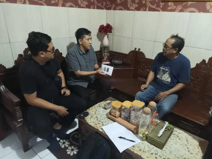 Arema FC Mulai Salurkan Santunan ke Keluarga Korban Kanjuruhan, Haru Bangga Menyelimuti Arema FC Mulai Salurkan Santunan ke Keluarga Korban Kanjuruhan, Haru Bangga Menyelimuti