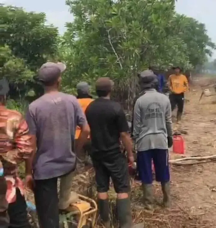 Kebakaran di Teluk Dawan Berhasil Dipadamkan Berkat Kerja Sama Tim Polsek, Kodim 0419/Tanjab dan Satgas Karhutla Kebakaran di Teluk Dawan Berhasil Dipadamkan Berkat Kerja Sama Tim Polsek, Kodim 0419/Tanjab dan Satgas Karhutla