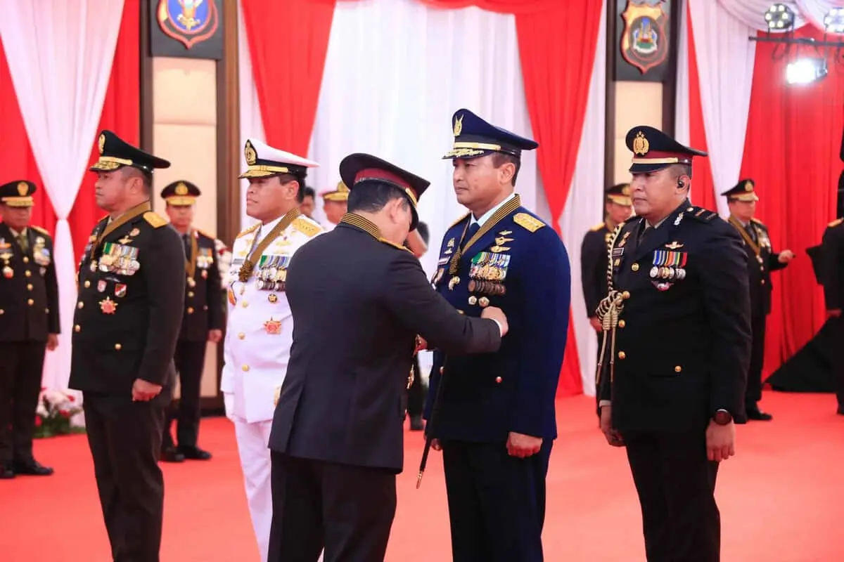 Pemberian Tanda Kehormatan Bintang Bhayangkara Utama (BBU) Wujud Komitmen Kokohnya Sinergisitas TNI-Polri Selama Ini Pemberian Tanda Kehormatan Bintang Bhayangkara Utama (BBU) Wujud Komitmen Kokohnya Sinergisitas TNI-Polri Selama Ini