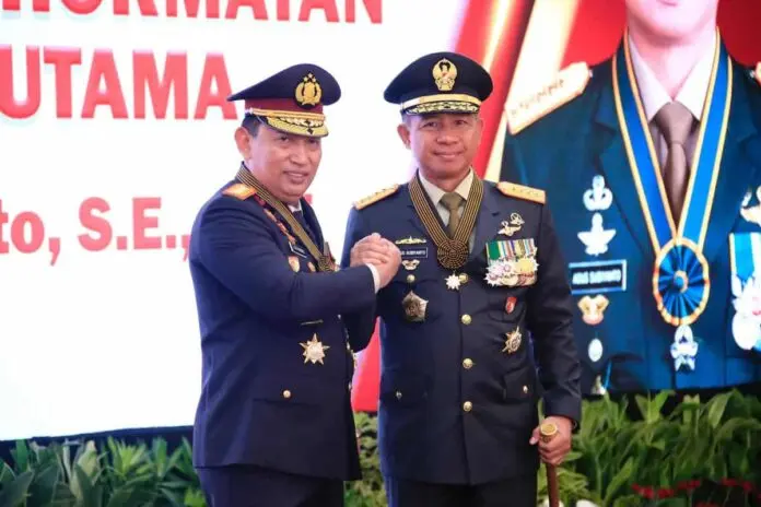 Pemberian Tanda Kehormatan Bintang Bhayangkara Utama (BBU) Wujud Komitmen Kokohnya Sinergisitas TNI-Polri Selama Ini Pemberian Tanda Kehormatan Bintang Bhayangkara Utama (BBU) Wujud Komitmen Kokohnya Sinergisitas TNI-Polri Selama Ini