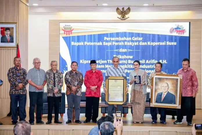 Kemenkop UKM Apresiasi DPN Atas Gelar Bapak Peternak Sapi Perah Rakyat pada Bustanil Arifin