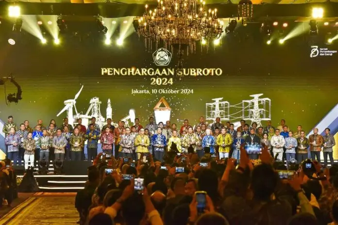 Presiden Jokowi Hadiri Malam Puncak HUT Pertambangan dan Energi Ke-79 Presiden Jokowi Hadiri Malam Puncak HUT Pertambangan dan Energi Ke-79