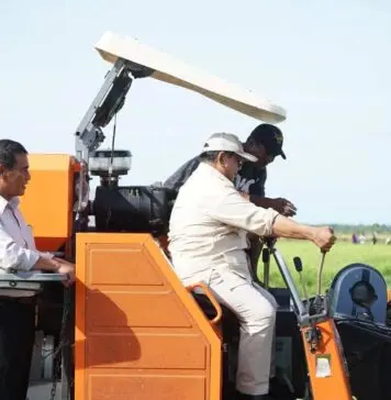 Presiden Prabowo Didampingi Mentan Amran Dalam Kunjungan Perdana ke Lahan Pertanian Merauke