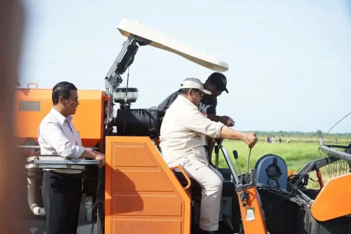 Presiden Prabowo Didampingi Mentan Amran Dalam Kunjungan Perdana ke Lahan Pertanian Merauke