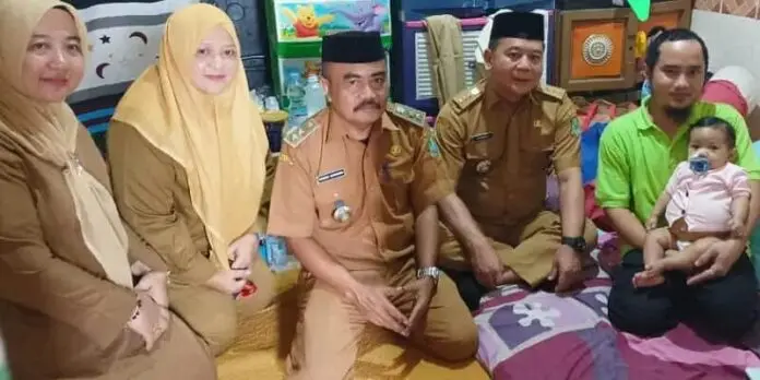 Camat Bekasi Barat dan Lurah Bintara Berikan Bantuan dan Dukungan untuk Balita Penderita Atresia Bilier Camat Bekasi Barat dan Lurah Bintara Berikan Bantuan dan Dukungan untuk Balita Penderita Atresia Bilier