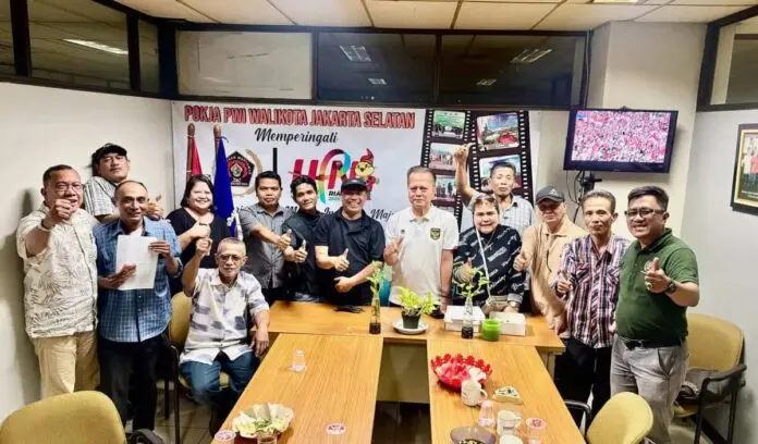 Merayakan Kemenangan Timnas Indonesia Saat Nobar di Pokja PWI  Wali Kota Jaksel