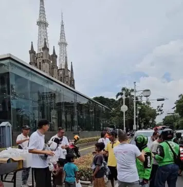 Gereja Katedral Jakarta Bagikan Ratusan Takjil untuk Pengendara Gereja Katedral Jakarta Bagikan Ratusan Takjil untuk Pengendara