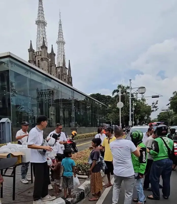 Gereja Katedral Jakarta Bagikan Ratusan Takjil untuk Pengendara