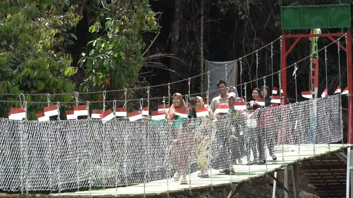 Di Atas Sungai Jembatan Garuda Menyatukan Harapan Warga Pekon Umbar Di Atas Sungai Jembatan Garuda Menyatukan Harapan Warga Pekon Umbar