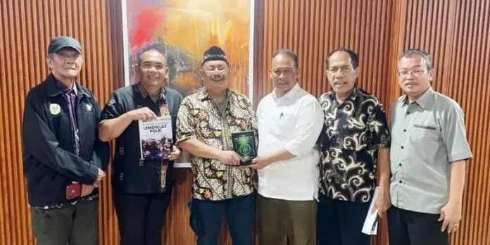 Kitab Ma Ha Is Ma Ya: Laku Sunyi Spiritual untuk Kesadaran Bangsa Kitab Ma Ha Is Ma Ya: Laku Sunyi Spiritual untuk Kesadaran Bangsa