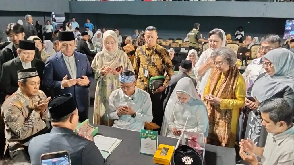 Satu Abad Rahmi Hatta: Dari Fashion Performance Art “RUMAH” hingga 40 Pasangan Mengikat Cinta Satu Abad Rahmi Hatta: Dari Fashion Performance Art “RUMAH” hingga 40 Pasangan Mengikat Cinta