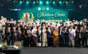 Satu Abad Rahmi Hatta: Dari Fashion Performance Art “RUMAH” hingga 40 Pasangan Mengikat Cinta