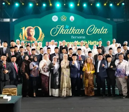 Satu Abad Rahmi Hatta: Dari Fashion Performance Art “RUMAH” hingga 40 Pasangan Mengikat Cinta