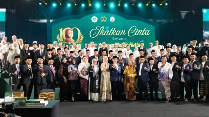 Satu Abad Rahmi Hatta: Dari Fashion Performance Art “RUMAH” hingga 40 Pasangan Mengikat Cinta Satu Abad Rahmi Hatta: Dari Fashion Performance Art “RUMAH” hingga 40 Pasangan Mengikat Cinta
